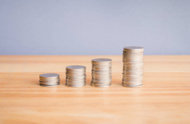 Tahta masadaki bozuk para ve para yığınları