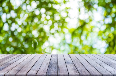 Ahşap masa üstü ve doğa arkaplanı bulanıklığı