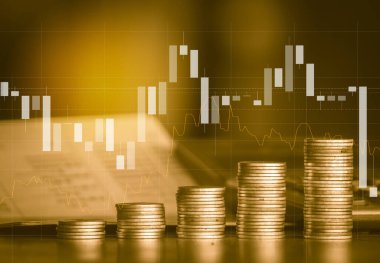 Finansal grafiğin arka planında altın sikkeler