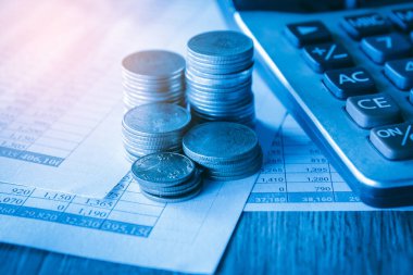 madeni paralar ve para yığını ile finansal konsept