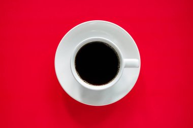 Kırmızı arka planda bir fincan kahve.