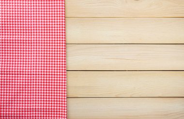 Ahşap arkaplanda kırmızı kareli masa örtüsü