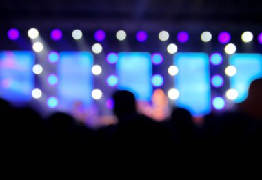 Gece ışığında bulanık kalabalık