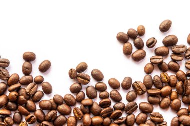 Beyaz arka planda kahve çekirdekleri