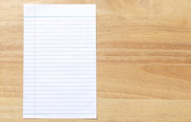 Ahşap zemin üzerine boş not kağıdı