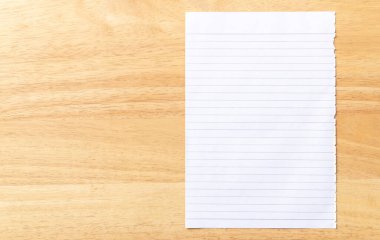 Ahşap arkaplanda boş bir defter