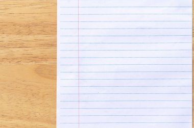 Ahşap arkaplanda boş bir defter