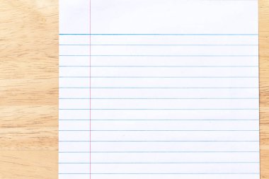 Ahşap zemin üzerinde kalem olan boş bir defter