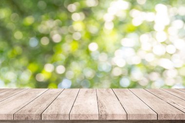 Bokeh ve arkaplan bulanık boş tahta masa