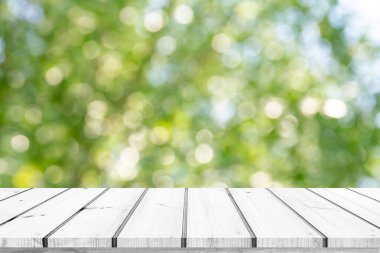 boş ahşap masa yeşil bokeh arkaplan