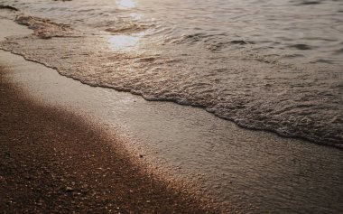 Sahilde deniz dalgaları