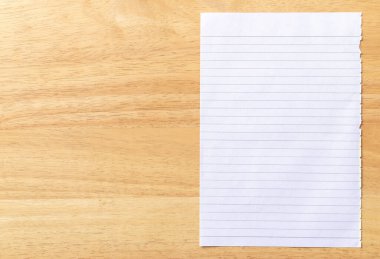 Ahşap arkaplanda boş bir defter