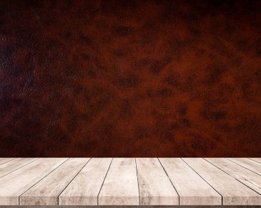 Siyah arkaplanda boş ahşap masa