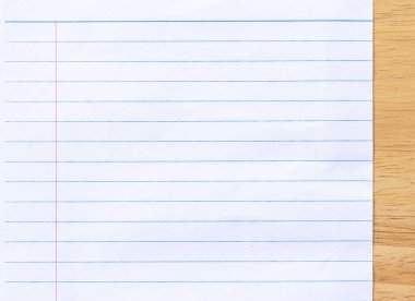 Beyaz çizgili kağıt ve mavi kalem.