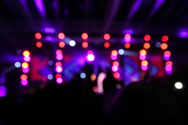 Размыть Световое Шоу Толпы Людей Концерте — стоковое фото