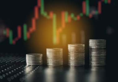 Siyah arkaplanda para ve para yığını