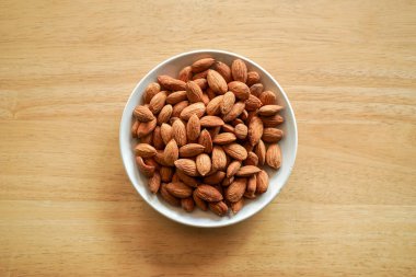 Bademler ahşap arka planda kasede