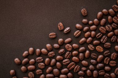 Siyah arkaplanda kahve çekirdekleri