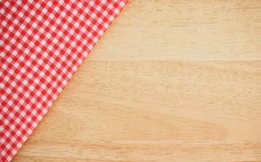 Tahta masadaki kırmızı kareli masa örtüsü