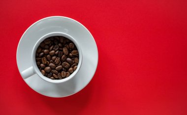 Kırmızı arka planda kahve çekirdekleri.