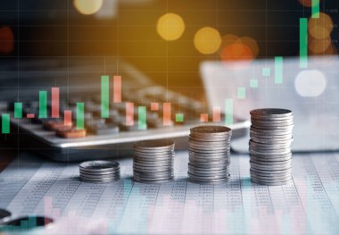 finansal konsept. Bozuk paralar ve yığınla para