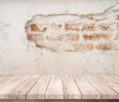 Ürün gösterisi için ahşap zeminde boş ahşap masa