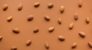 Kahverengi arka planda fındıklar var. düz yat