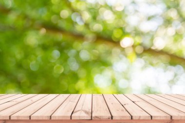 boş masa üstü ve arka planda doğanın bulanıklığı