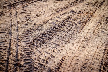 Topraktaki tekerlek izleri