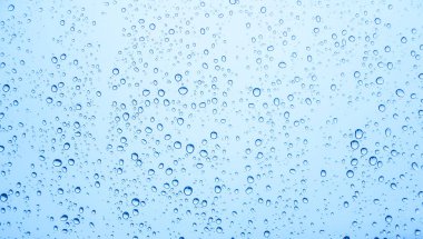 Su damlaları mavi camlara düşer