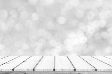 Montaj için boş tahta masa üstü ve bulanık arkaplan