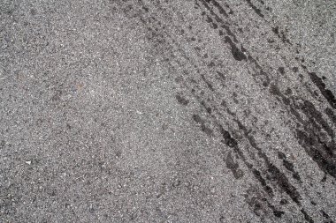 Siyah kumlu asfalt yol