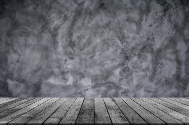 Ahşap zemini ve beton duvarı olan boş bir oda.