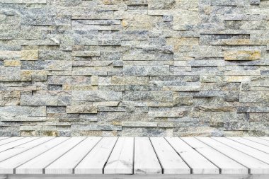 Tahta masa üstü ve taş duvar arkaplanı