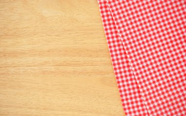 Tahta masadaki kırmızı kareli masa örtüsü