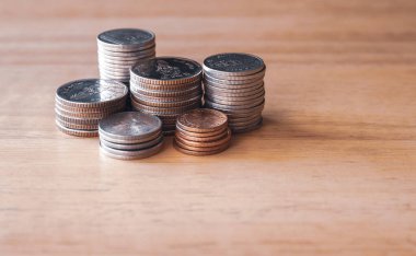 Para ve para yığını ahşap masada.