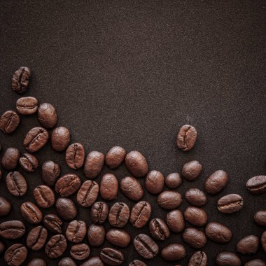 Siyah arkaplanda kahve çekirdekleri