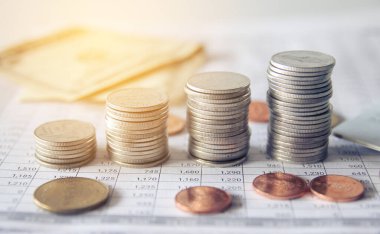 Para ve para yığını. Masada para var.