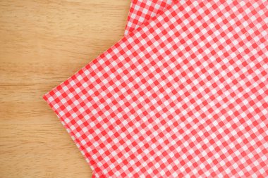 Tahta masadaki kırmızı kareli masa örtüsü