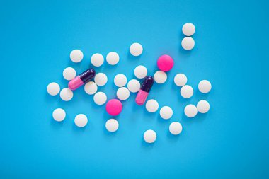 mavi arkaplanda haplar ve tabletler