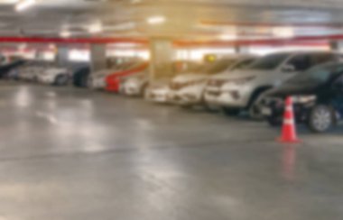 Otopark ve Bokeh 'li arabalar.