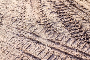 Lastik izleri olan kumlu zemin