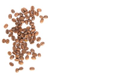 Beyaz arka planda kahve çekirdekleri 