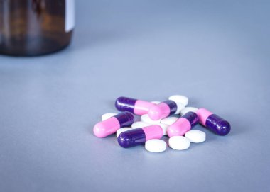 Kapsüller gri masada.