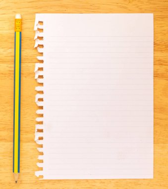 Tahta masa arkaplanındaki not kağıdı