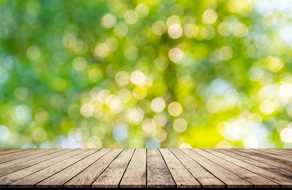 Deska Drewniana Abstrakcyjnym Naturalnym Zielonym Rozmytym Tłem Bokeh Wyświetlania Produktu — Zdjęcie stockowe