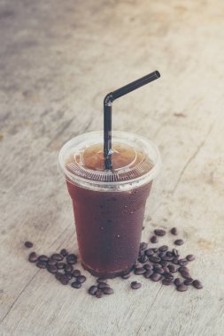 Ahşap arka planda buzlu kahve.