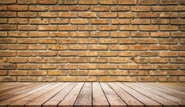 tuğla duvarlı ve zeminli eski ahşap oda