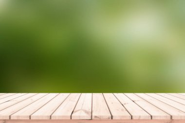 Boş tahta masa ve bulanık arkaplan