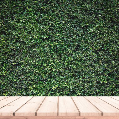 boş ahşap masa yeşil çimen arka planı